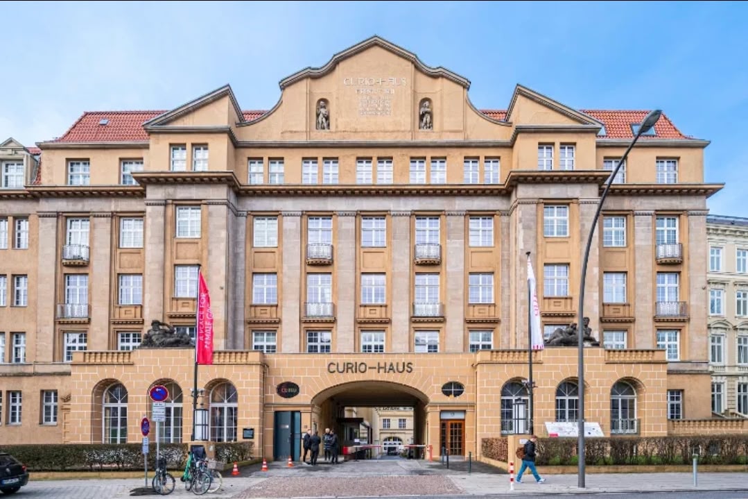 Außenansicht und Haupteingang des Curio-Hauses