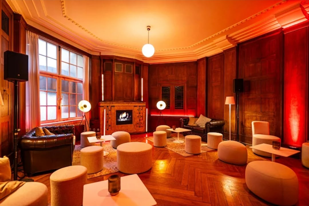 Holzvertäfelter Lounge-Bereich mit Sitzgruppen im Curio-Haus